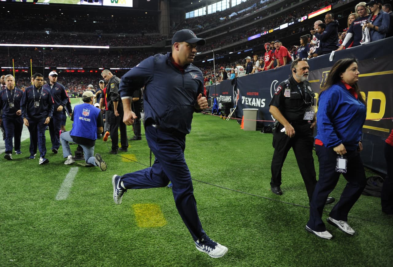 Bill O’Brien – El head coach de los Texans pudo hacer algo durante esta situación, el partido todavía estaba al alcancer (0-13) al medio tiempo y Hoyer estaba jugando muy mal y O’Brien decidió dejarlo y no meter a Brandon Weeden como una chispa de un equipo que jamás tuvo una oportunidad.