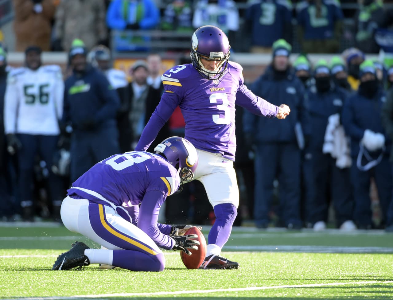 Jeff Locke – Locke detuvo ese gol de campo y, como lo había hecho anteriormente en el partido, no colocó el balón como dictan los fundamentos de este deporte, poniendo las costuras de frente dificultando el golpeo del balón.