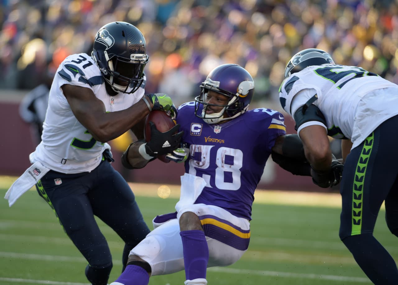 Adrian Peterson – Antes del fallo del gol de campo, cuando Minnesota tenía la ventaja, Kam Chancellor le arrebató el balón al estelar corredor de los Vikings poniendo la escena para un gol de campo que borró la ventaja de los Vikings y puso el que a la postre sería el marcador final de 10-9.