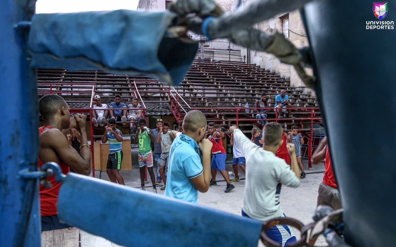 Entrar por la puerta principal es como ingresar a una arena de antiguos gladiadores.