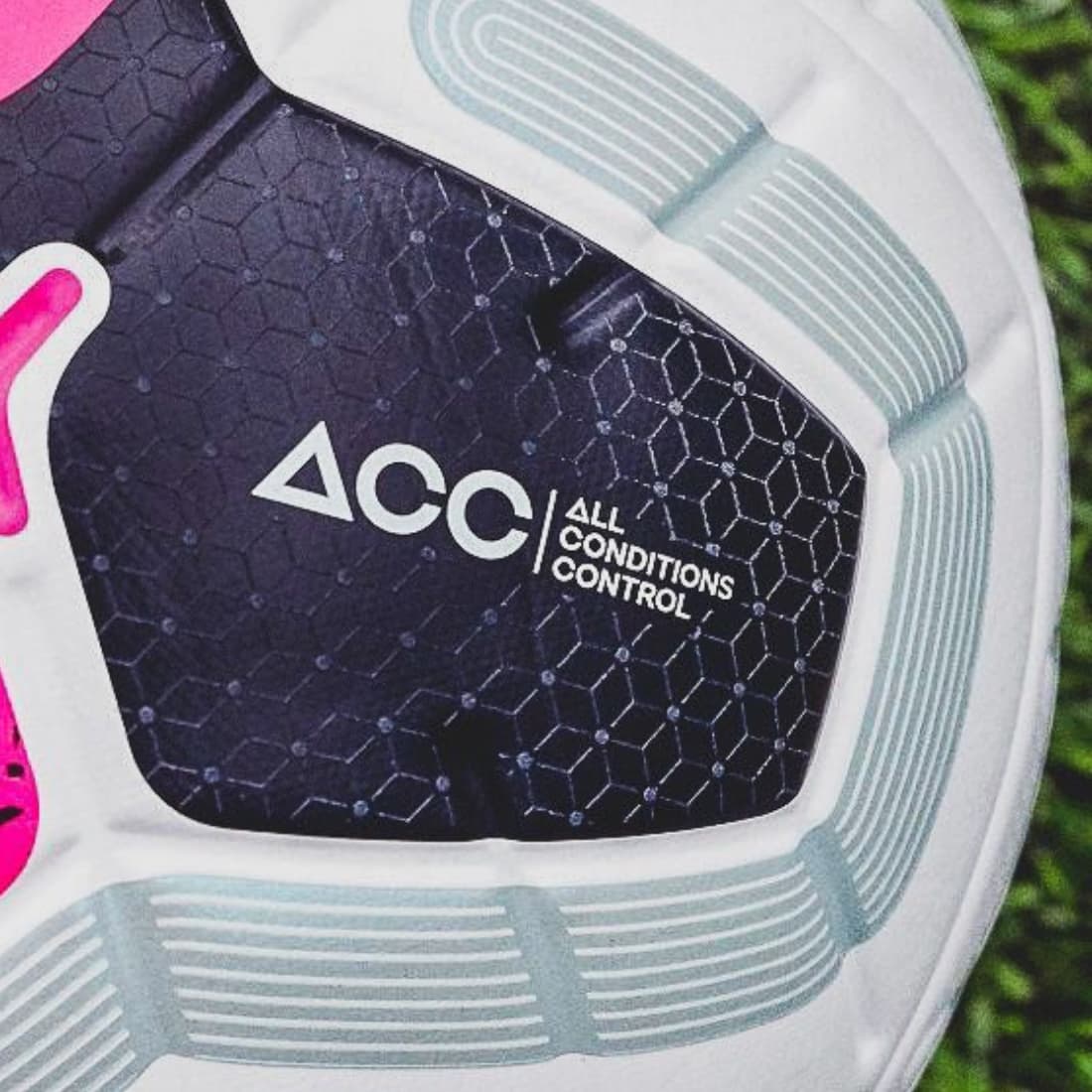 Con un diseño revolucionario, para lo que venía siendo, la Premier League anunció su nueva pelota para la próxima temporada la cual vuelve a tener le blanco como protagonista, pero esta vez los detalles son rosa, negro y gris.