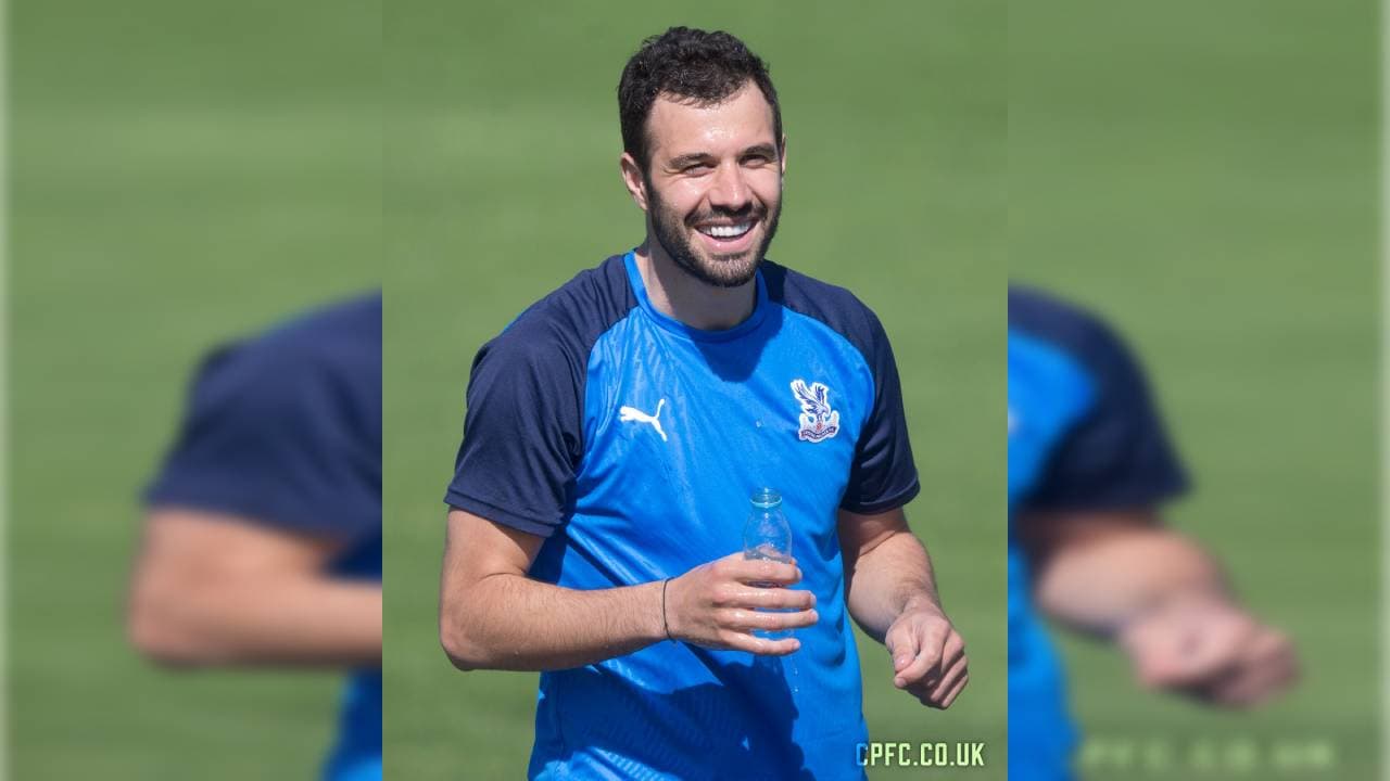 Entre risas y bromas vuelven los jugadores del Crystal Palace.