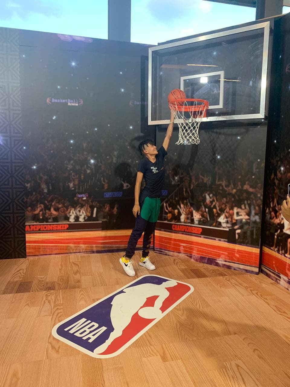 Con diversas actividades dentro de la Arena México, la afición ya calienta para el juego entre Pistons y Mavericks.