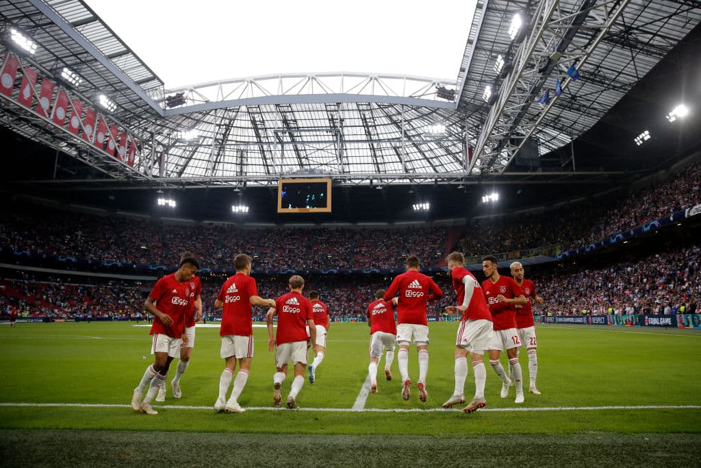 El equipo holandés volvía tras la ausencia del año pasado a darle la grandeza europea a sus hinchas en el Johan Cruyff Arena.