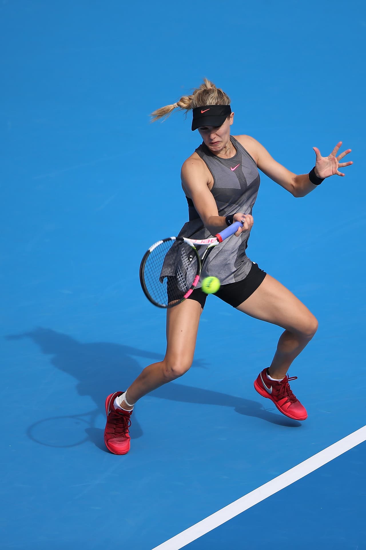 La canadiense Eugenie Bouchard es una de las tenistas más bellas del alto nivel en Miami Open. Ante la dificultad de sus rivales y para no perdersela en acción es mejor verla desde el primer juego.