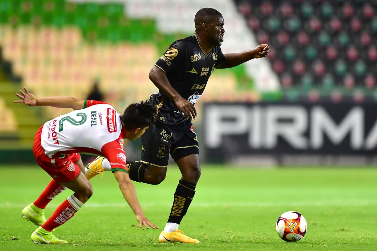 Con goles de Joel Campbell, Santiago Colombatto y Ángel Mena, León consigue un urgido triunfo 3-1 sobre Necaxa y se acerca a los puestos de liguilla. Necaxa es el peo equipo del torneo con 7 unidades.