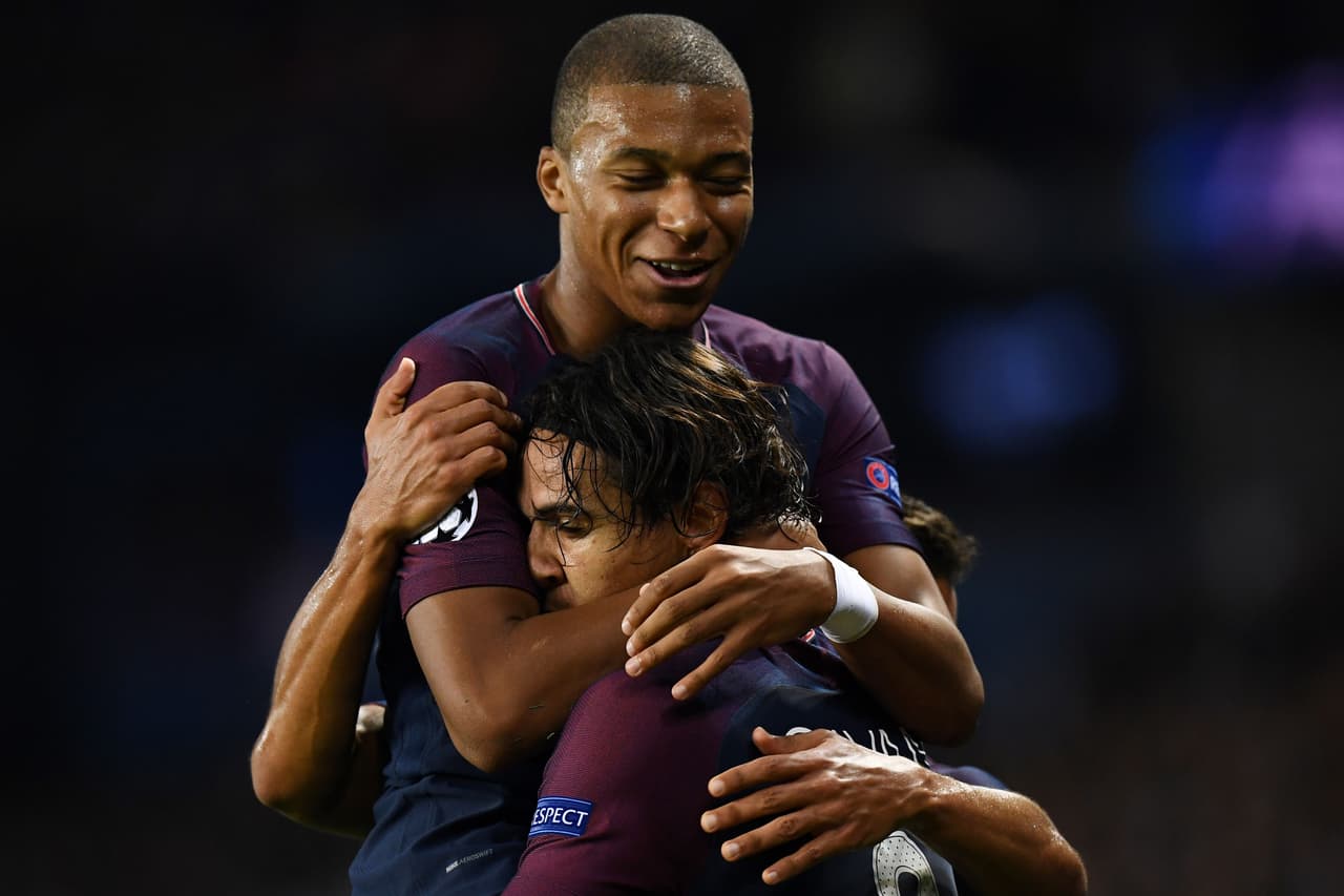 Mbappe celebró con Cavani y recibió la felicitación de Neymar, que a su vez llegó al final de la celebración del uruguayo.