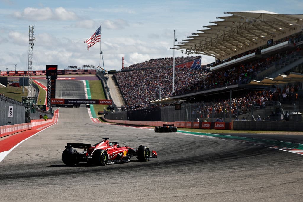 Verstappen gana GP de EUA; Hamilton acorta distancia con Checo