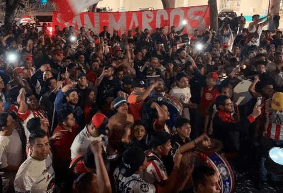 'Palomazo' de jugadores de Chivas con sus aficionados