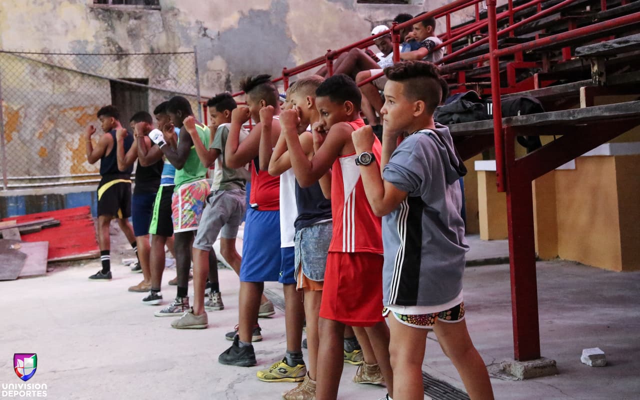 En las escuelas cubanas los niños son iniciados en los deportes principalmente en el béisbol y el boxeo, los dos deportes más seguidos en Cuba. Para muchos de estos niños y sus familias, serán la puerta de escape de la pobreza y de la propia Cuba.