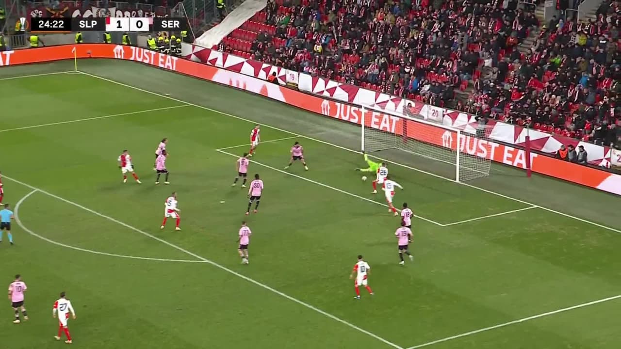 ¡GOL!  anota para Slavia Prague. Ivan Schranz