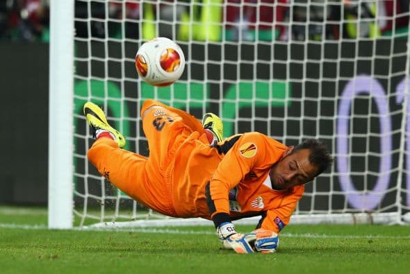 La Europe League tuvo también un final de suspenso, pues Benfica y Sevilla tuvieron que llegar a los penales donde Beto se lució con una atajada como en la foto.