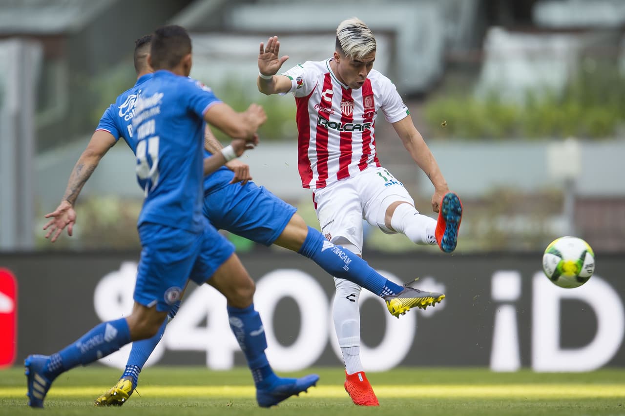 Al minuto 3 de la primera parte se presentó un balón al espacio y el goleador argentino prendió la pelota con fuerza para batir a Jesús Corona.