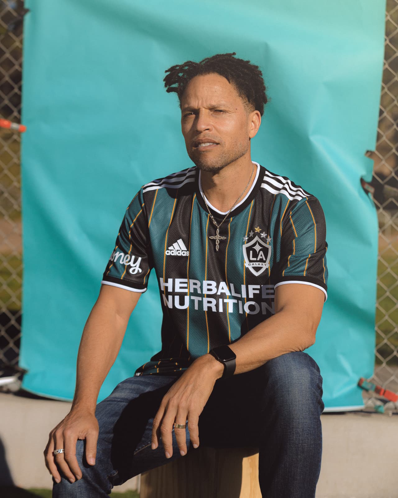 Así luce el espectacular jersey retro del Galaxy.