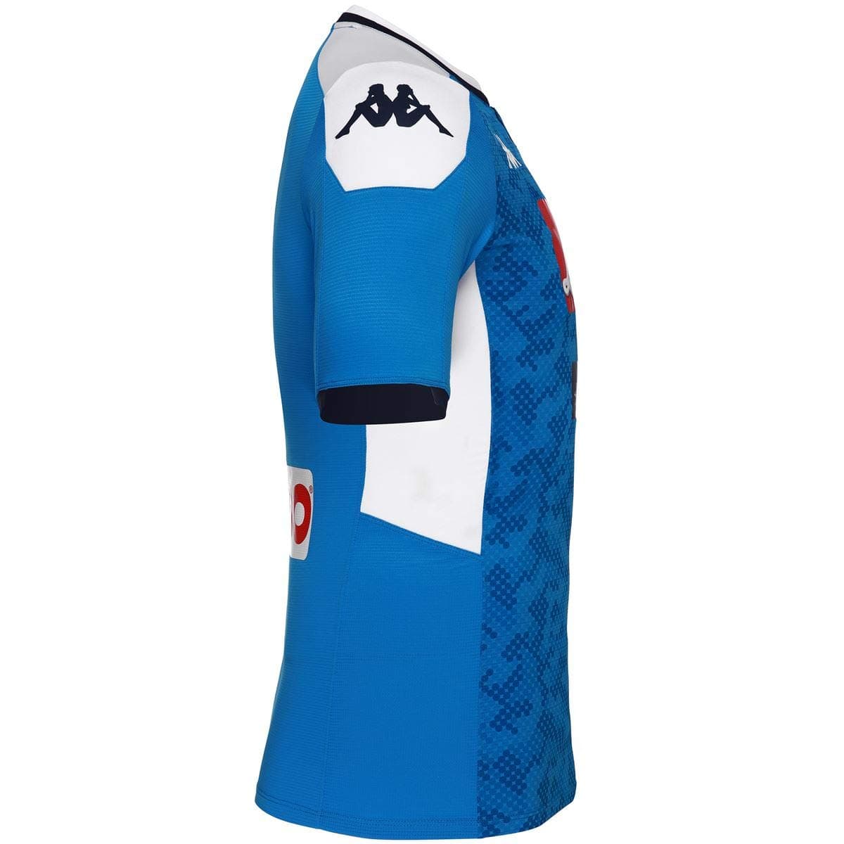 El Napoli ha dado a conocer su jersey principal de la siguiente temporada el cual tendrá unas franjas blancas en los hombros y en los laterales del pecho, así como detalles oscuros en cuello y puños. La nueva prenda se llama Kombat 2020 y podría ser la nueva piel del Chucky.