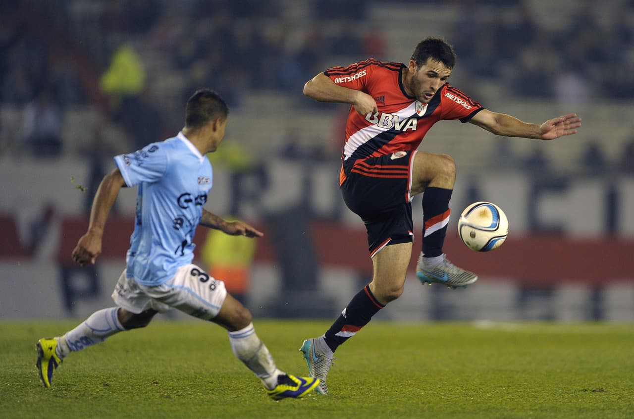 Gabriel Esparza (der.), proveniente de San Lorenzo de Argentina, llegó por 1 millón de dólares al Puebla.