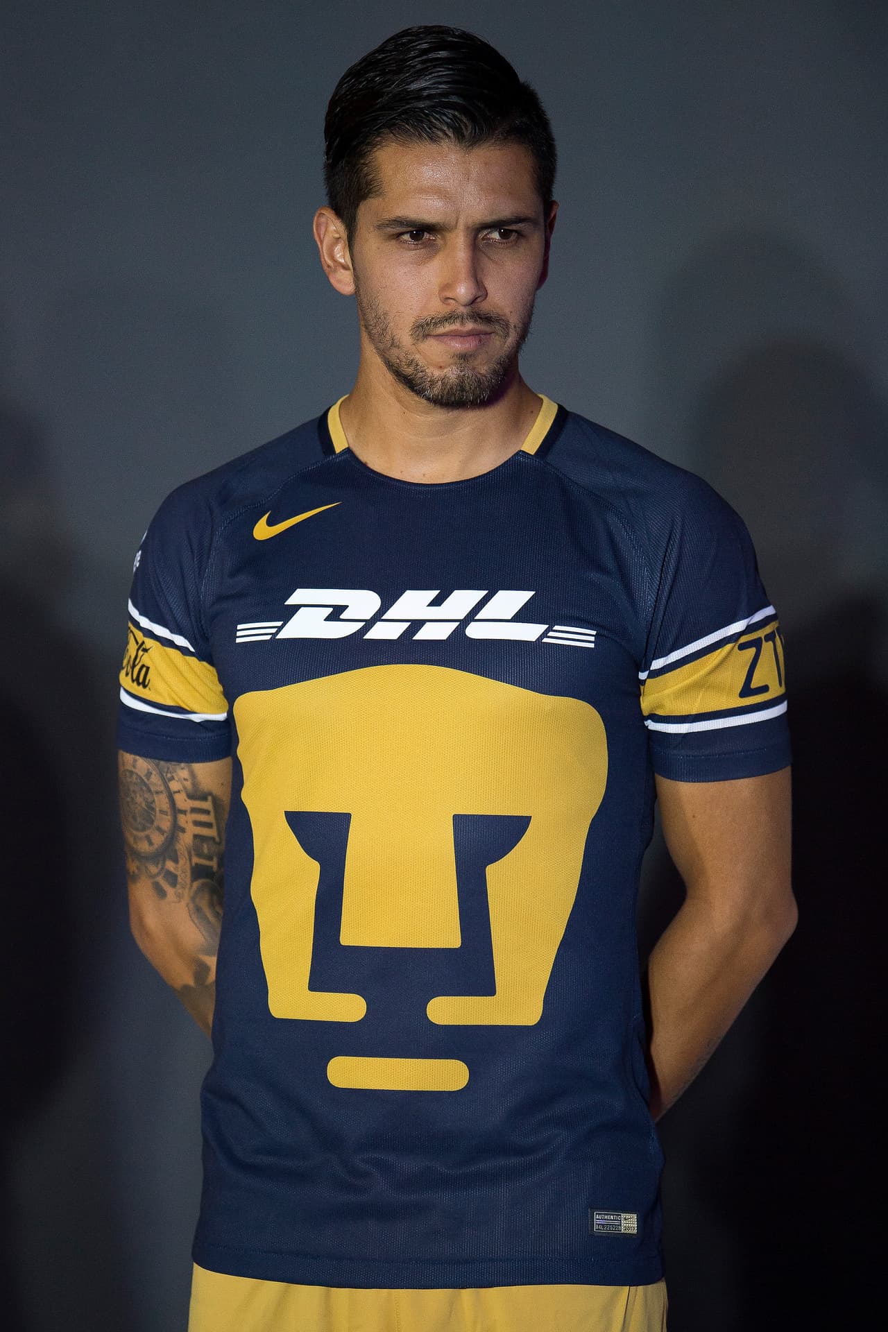 Los Pumas fueron una de las últimas novedades en cuanto a jerseys para la siguiente temporada del fútbol mexicano. Un azul oscuro con detalles dorados, el tradicional puma en el pecho y en las mangas un patrocinio sobre unas franjas.
