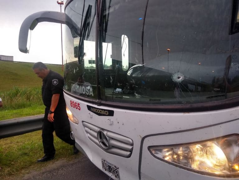 El camión de aficionados de Unión Santa Fe que fue baleado este lunes en Argentina.