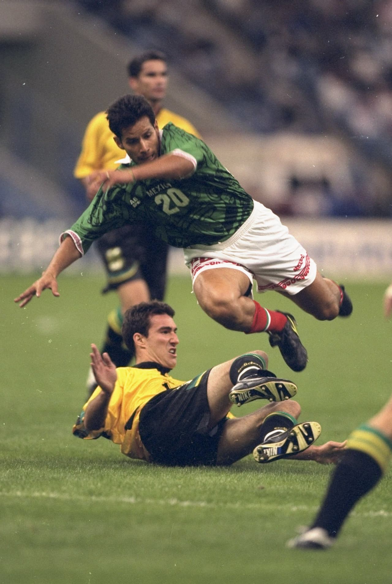 México abrió su participación con derrota ante Australia por 3-1, el único gol de los aztecas corrió a cargo del Luis Hernández. En aquel torneo el Tri se quedó en fase de grupos.