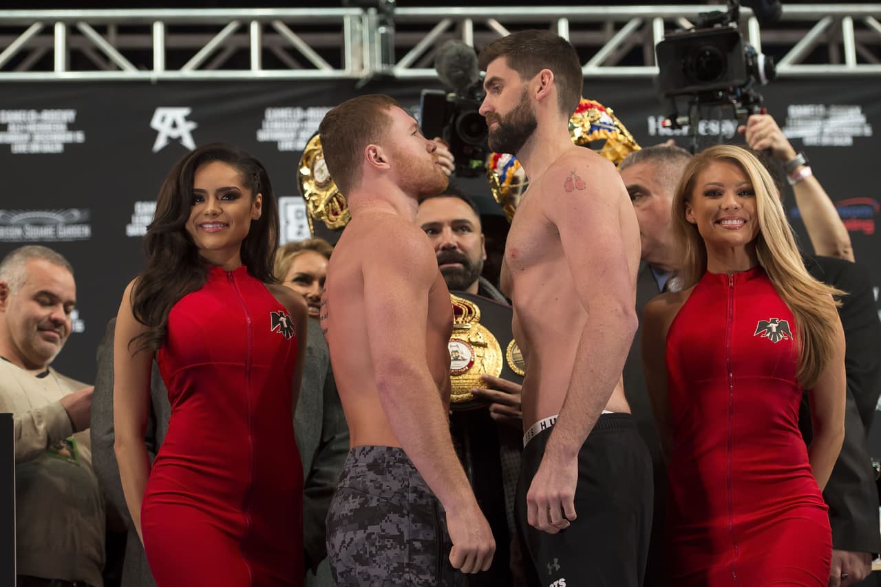 Este viernes, en el Madison Square Garden de Nueva York, Saúl 'Canelo' Álvarez y Rocky Fielding realizaron el popular pesaje antes de su combate de este sábado en el mismo recinto. Su promotores, Óscar De La Hoya y Eddie Hearn, estuvieron presentes en una jornada en la que también se pesaron los peleadores que completan la cartelera.