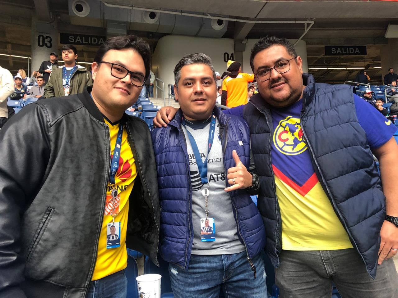 Entre amigos los fanáticos de América y Monterrey antes del partido.