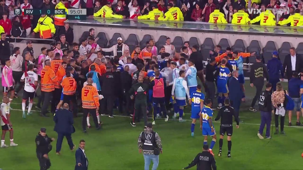 ¡Así no! Tras el gol, jugadores de River y Boca desatan la bronca