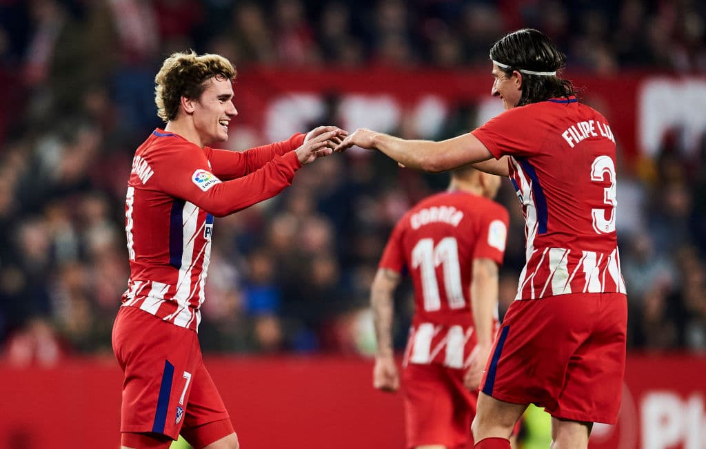 La banda izquierda es para el brasileño Filipe Luis, que ya puede presumir una Copa Libertadores también.