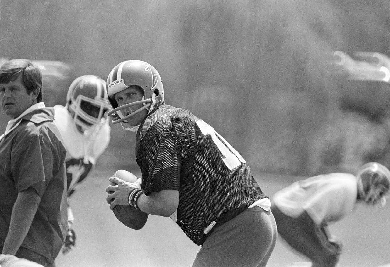 1975 STEVE BARTKOWSKI | QB California - 
<b>Atlanta Falcons</b>
<br>
<br>El mariscal de campo de Atlanta Falcons, Steve Bartkowski, dos veces All-Pro, mira un receptor durante el entrenamiento en el complejo Suwanee en Georgia, el 17 de septiembre de 1982. Dice que personalmente no quiere participar, pero que apoyará a sus compañeros si la Asociación de Jugadores de la NFL se declara en huelga. Fue su pick #1 en 1975.