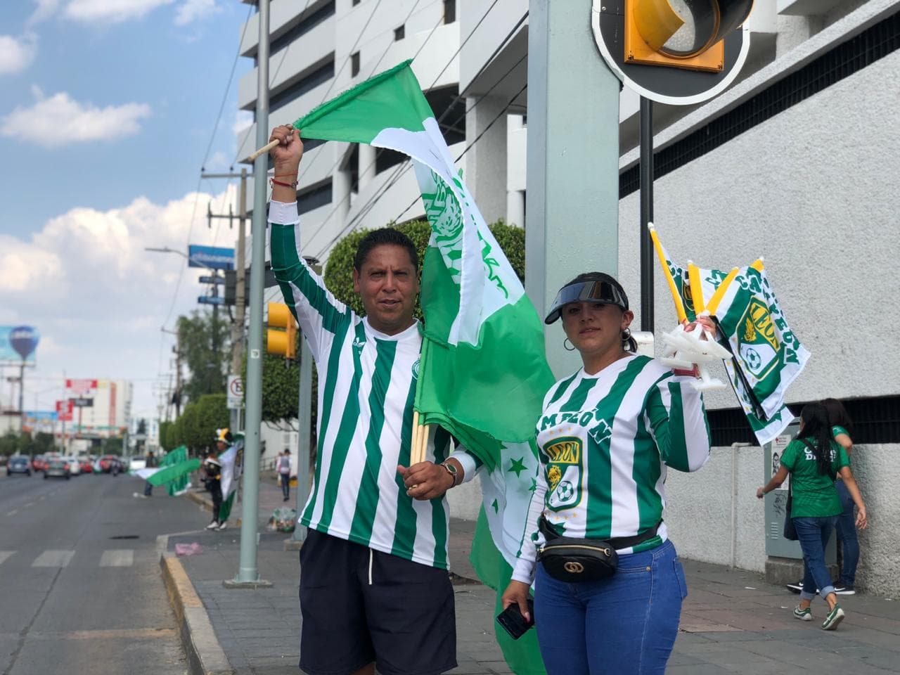 A pocos minutos de la Final del Clausura 2019 entre León y Tigres así viven los fanáticos la llegada al estadio.
