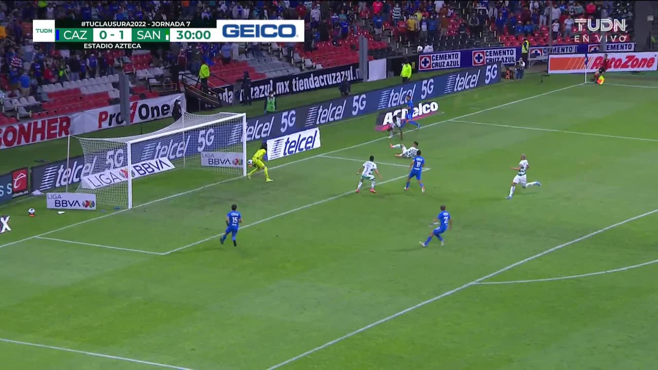 ¡TIRO ATAJADO! disparo por Bryan Angulo.