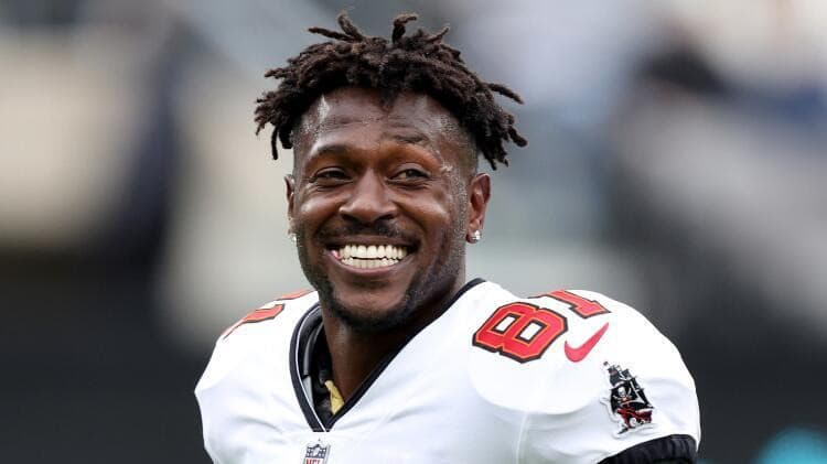 Antonio Brown ataca a Taylor Swift y la compara con una “galleta salada”