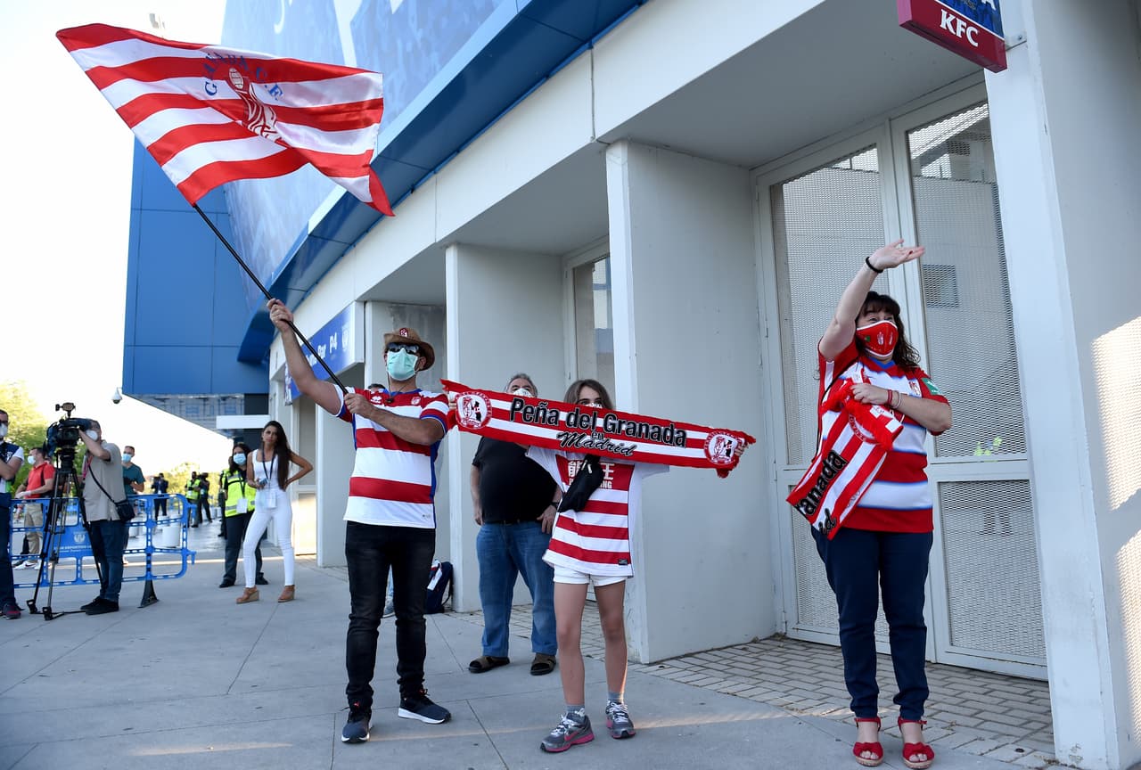 Aficionados de Granada estuvieron presentes en las inmediaciones del Estadio Municipal de Butarque para apoyar a su equipo.