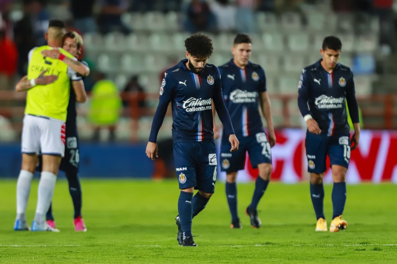 Chivas pone transferibles a 13 jugadores para el siguiente torneo