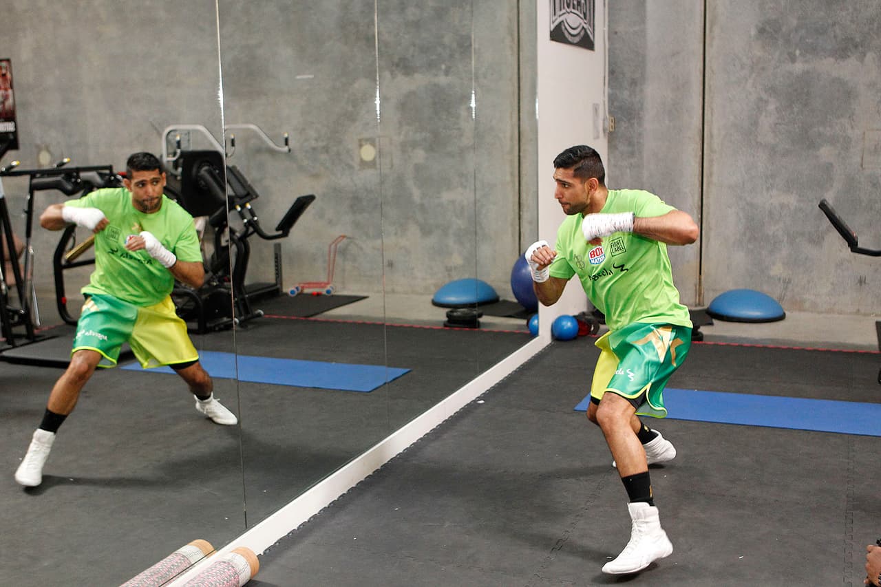 El británico Amir Khan prepara armas para enfrentar y derrocar a Saúl 'Canelo' Álvarez como monarca mundial medio CMB.