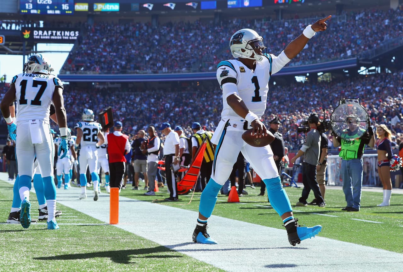 Cam Newton salió inspirado al juego de hoy. El mariscal de campo concretó 26 de 33 envíos para355 yardas y 3 pases de anotación.
