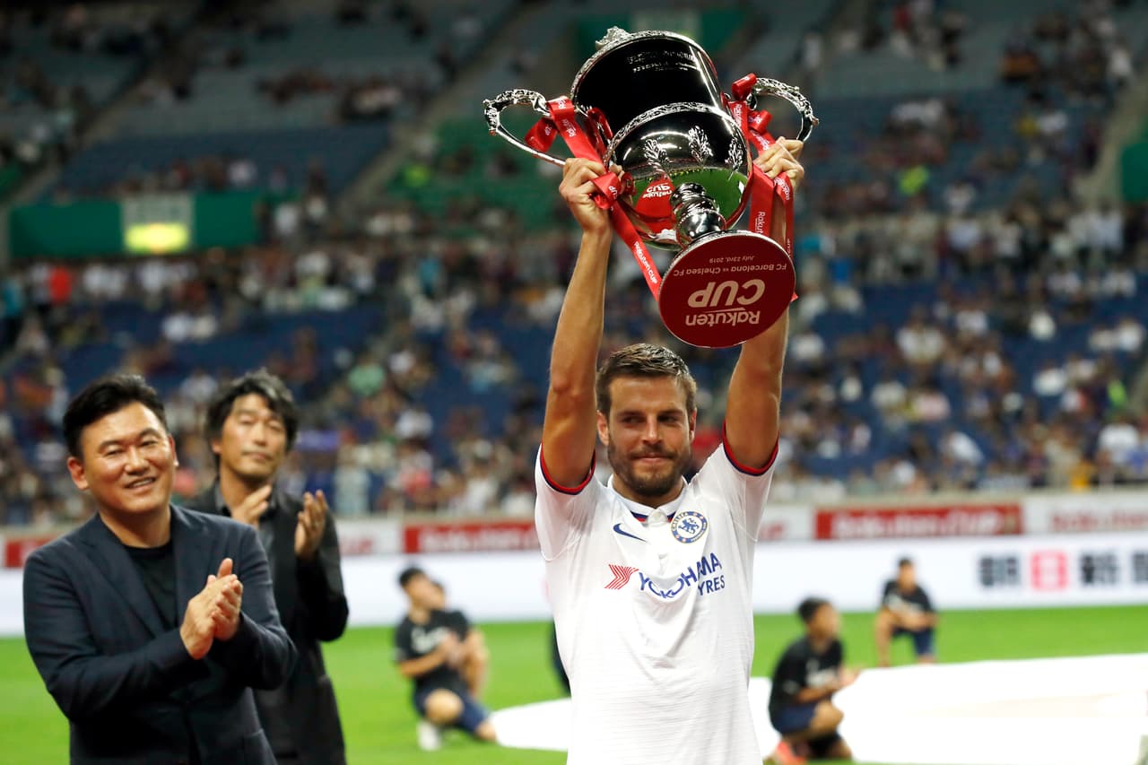 Azpilcueta levanta la Copa