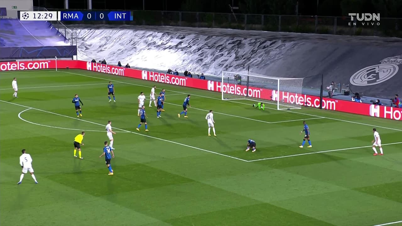 ¡TIRO ATAJADO! disparo por Toni Kroos.