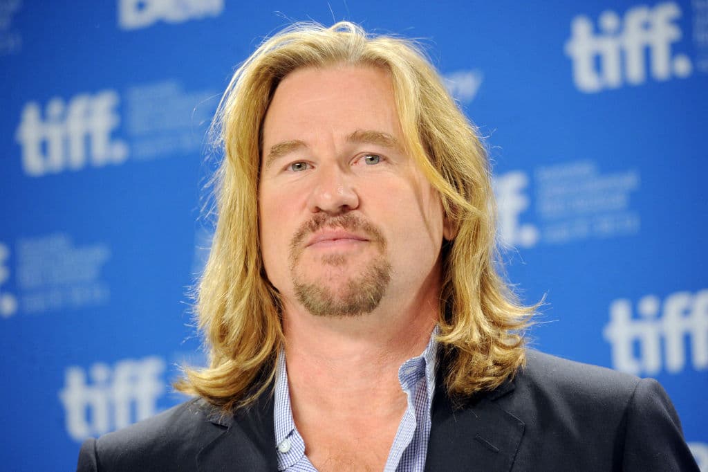 El actor Val Kilmer cumplió 62 y sigue luchando contra el cáncer de garganta.