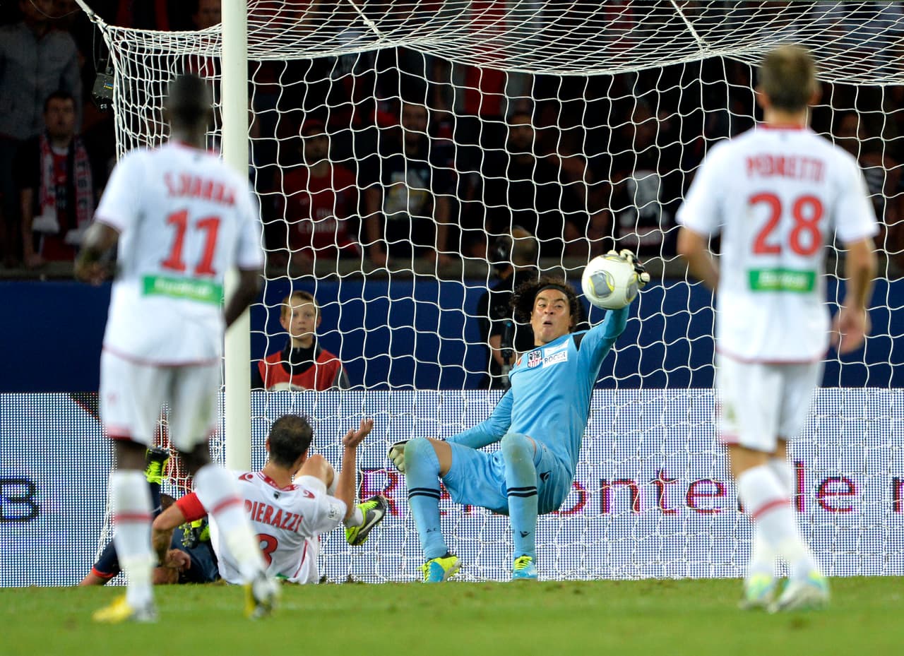 Jugando contra el París Saint-Germain, el ex América sacó a relucir lo mejor de su repertorio salvando disparos a quemarropa.