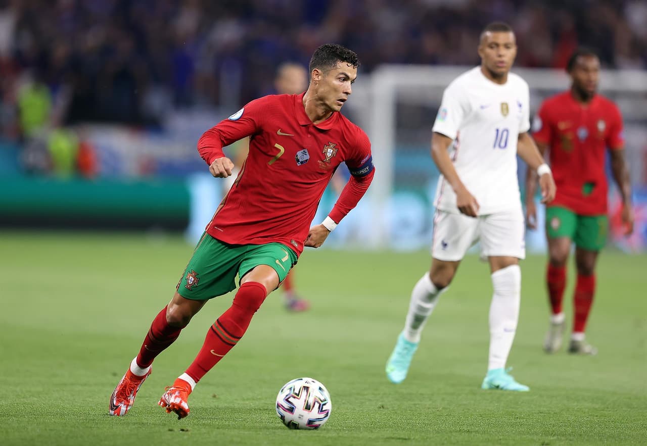 Francia y Portugal se llevan empate 2-2 y ambos consiguen su pase a Octavos en la Euro 2020. Cristiano Ronaldo anotó doblete (31' y 60'), ambos penaltis a favor de los portugueses, mientras que para Francia descontó Karim Benzema al 45+2' y al minuto 47 del encuentro. El 'Bicho' logra 109 anotaciones con selección, único en el mundo.