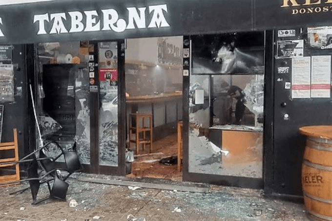 Violencia previo al Osasuna vs Barcelona en las calles de Pamplona por fans culés.