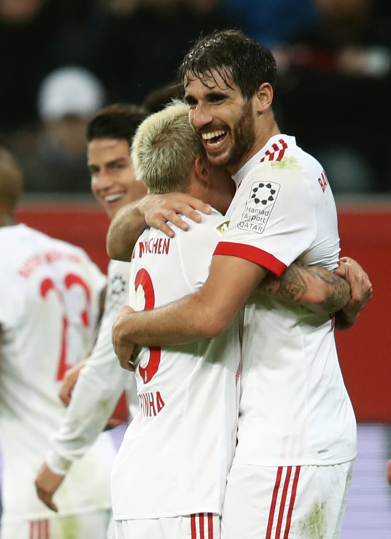 Centro de James, cabezazo de Arturo Vidal que pega en un defensa y el español logra conectar casi cayéndose para definir al primer palo con potencia.