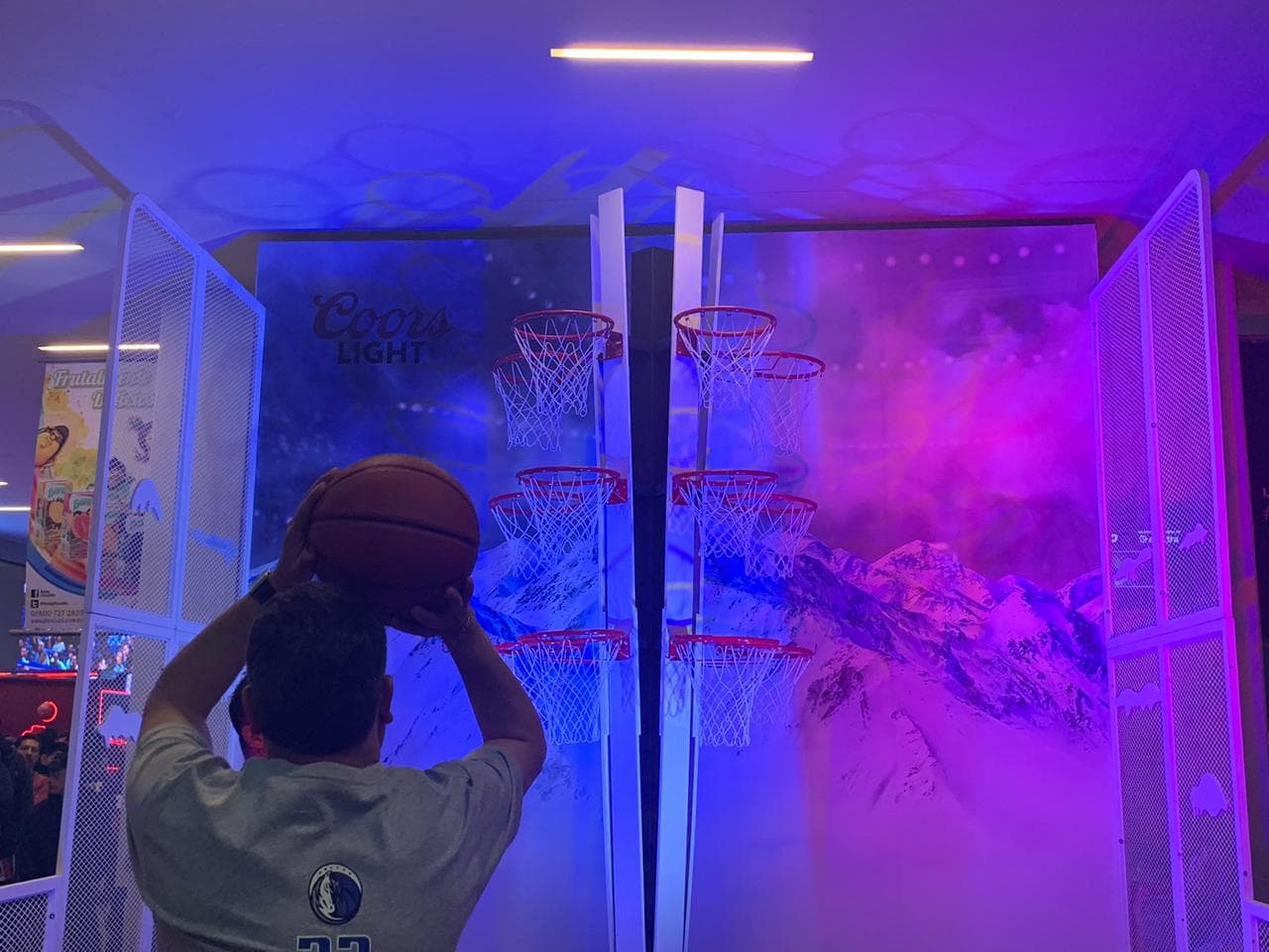 Con diversas actividades dentro de la Arena México, la afición ya calienta para el juego entre Pistons y Mavericks.