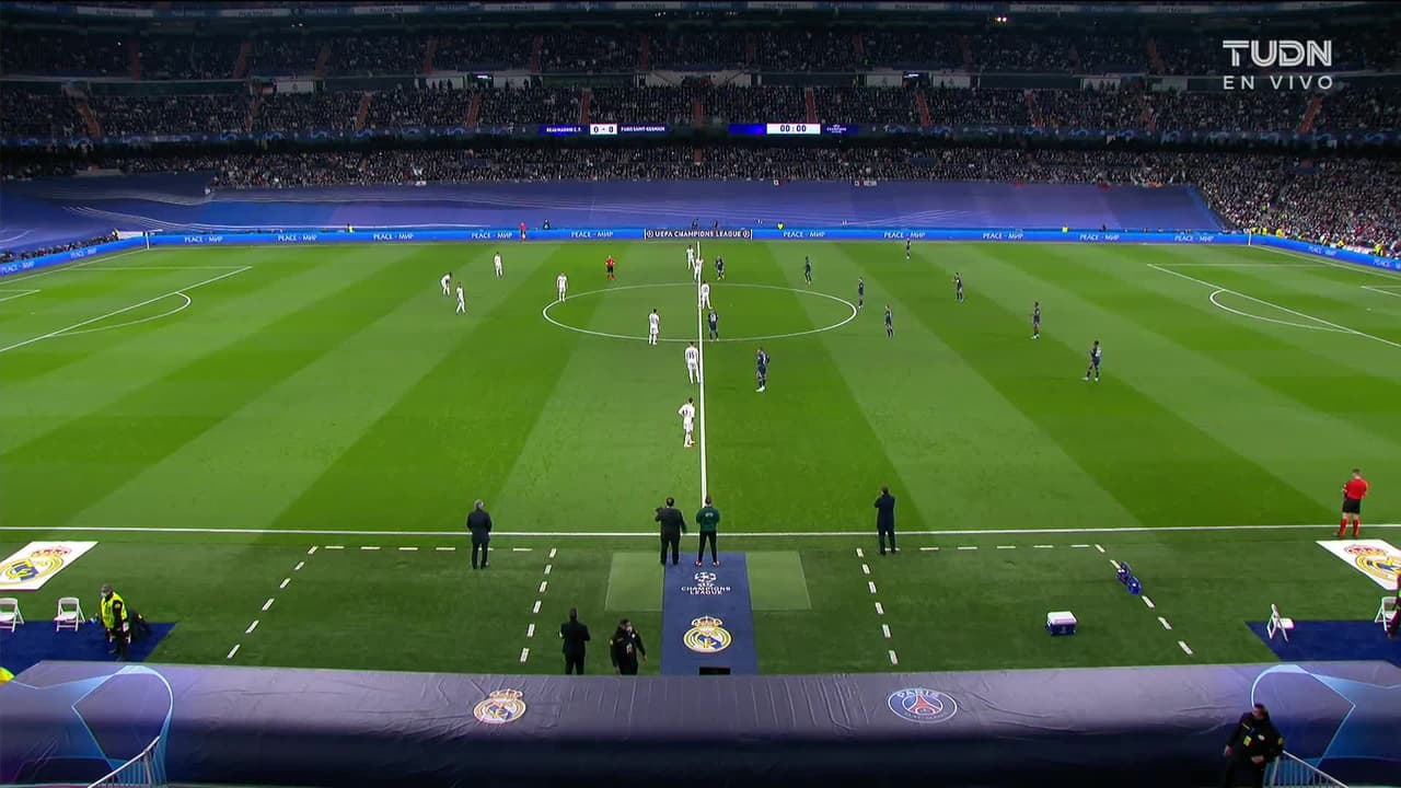 Arranca el partido y la pelota está en juego.