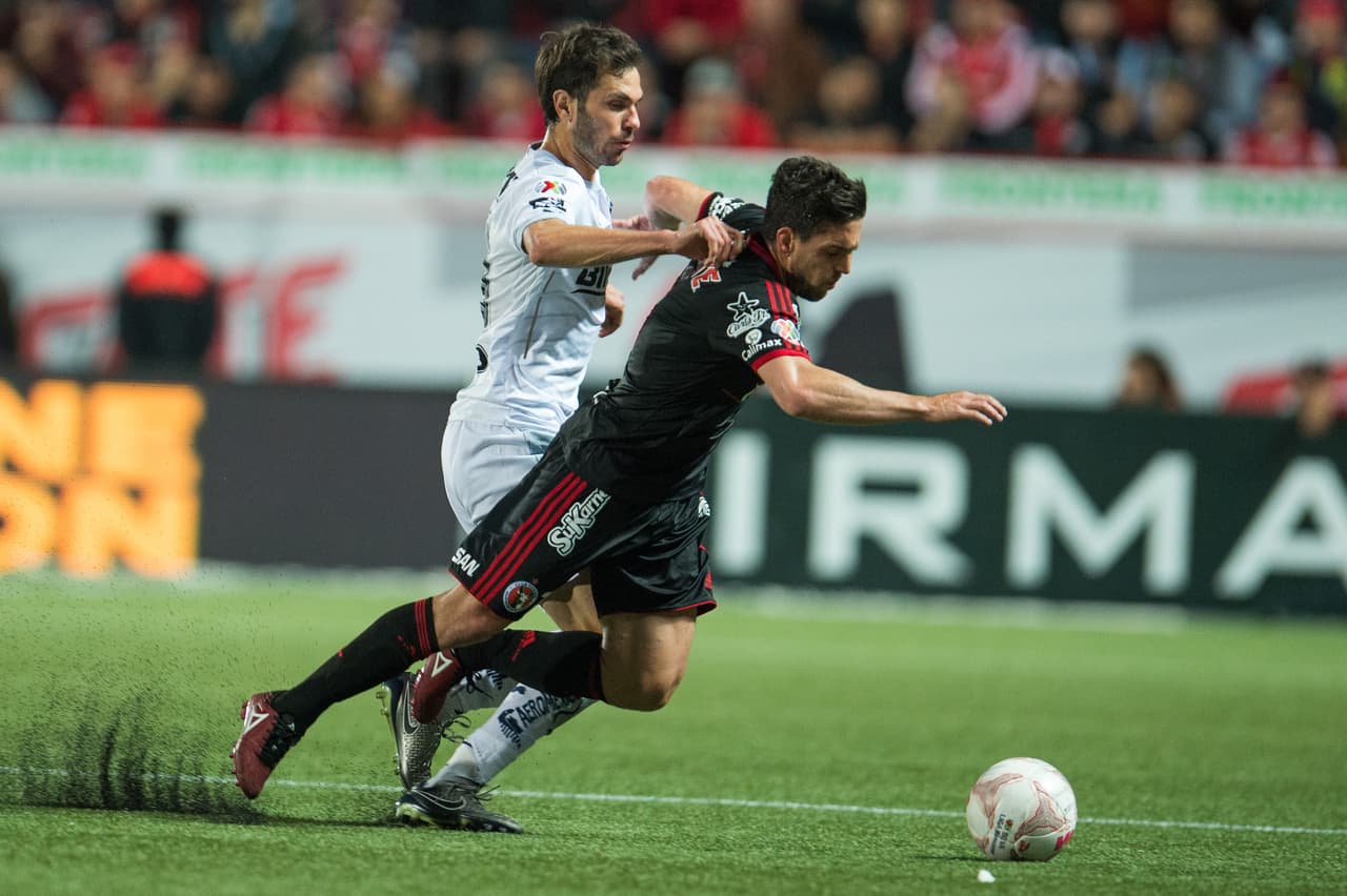 DEFENSAS - José Basanta, Monterrey.- El comandante en la zaga de los Rayados ha sido pieza fundamental para que el Monterrey esté de líder en la tabla general, ya que Basanta se ubica como el mejor defensor del torneo gracias a sus 62 puntos, mientras que su valor en el UD Fantasy es de $5.7 millones.