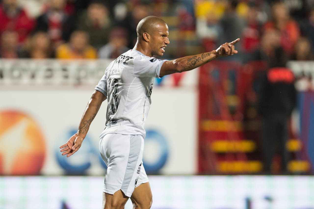 MEDIOS - Carlos Sánchez, Monterrey.- El mediocampista uruguayo de los Rayados se ha mantenido a lo largo de todas las jornadas como uno de los mejores en su posición, acumulando 93 puntos en el Univision Deportes Fantasy, mientras que su valor es de $9 millones.