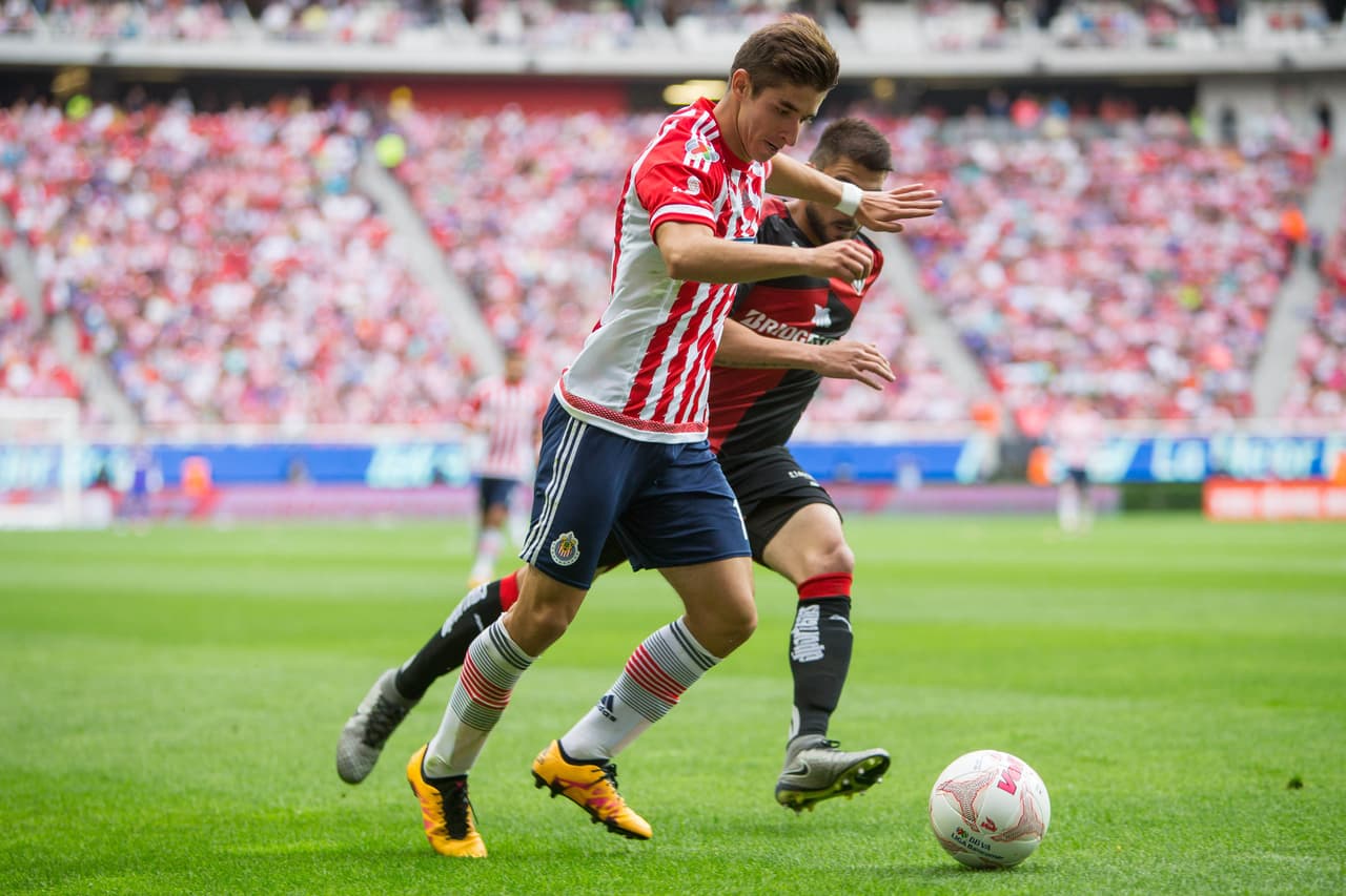 La cuarta posición en el medio campo la ocupa el "Conejito" Brizuela, quien ha podido levantar al equipo de Guadalajara con sus buenas actuaciones y acoplamiento con sus demás compañeros, sumando hasta el momento 80 puntos, mientras que su valor en el UD Fantasy es de $6.7 millones.