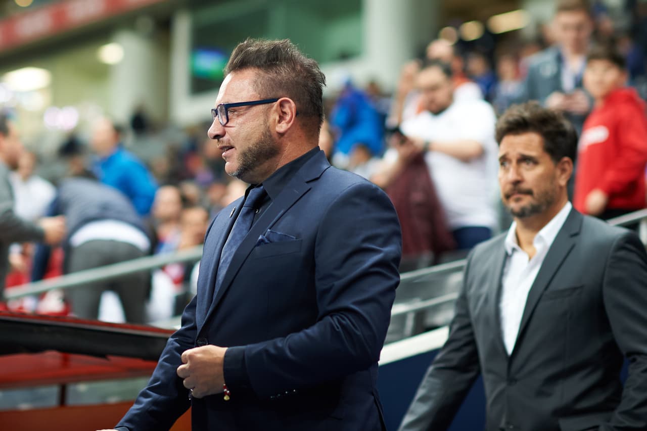 Nervioso y tenso, así saltó al campo Antonio Mohamed con la esperanza de ganar su primer juego del Clausura 2020.