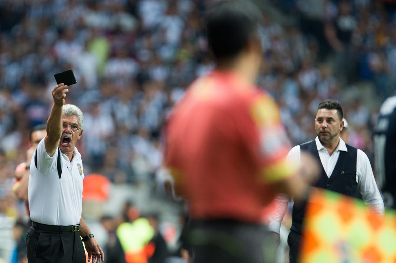 El 'Tuca' Ferretti le muestra la cartera al silbante en señal de que le pagaron.