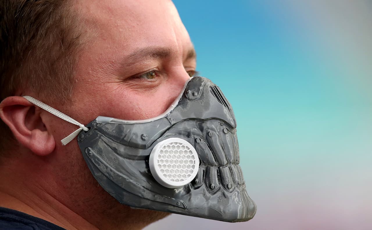 Gente de seguridad en el interior del Red Bull Arena se preparó con cubrebocas especiales.